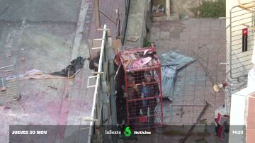 Mossos con la "jaula" durante los desalojos en Barcelona