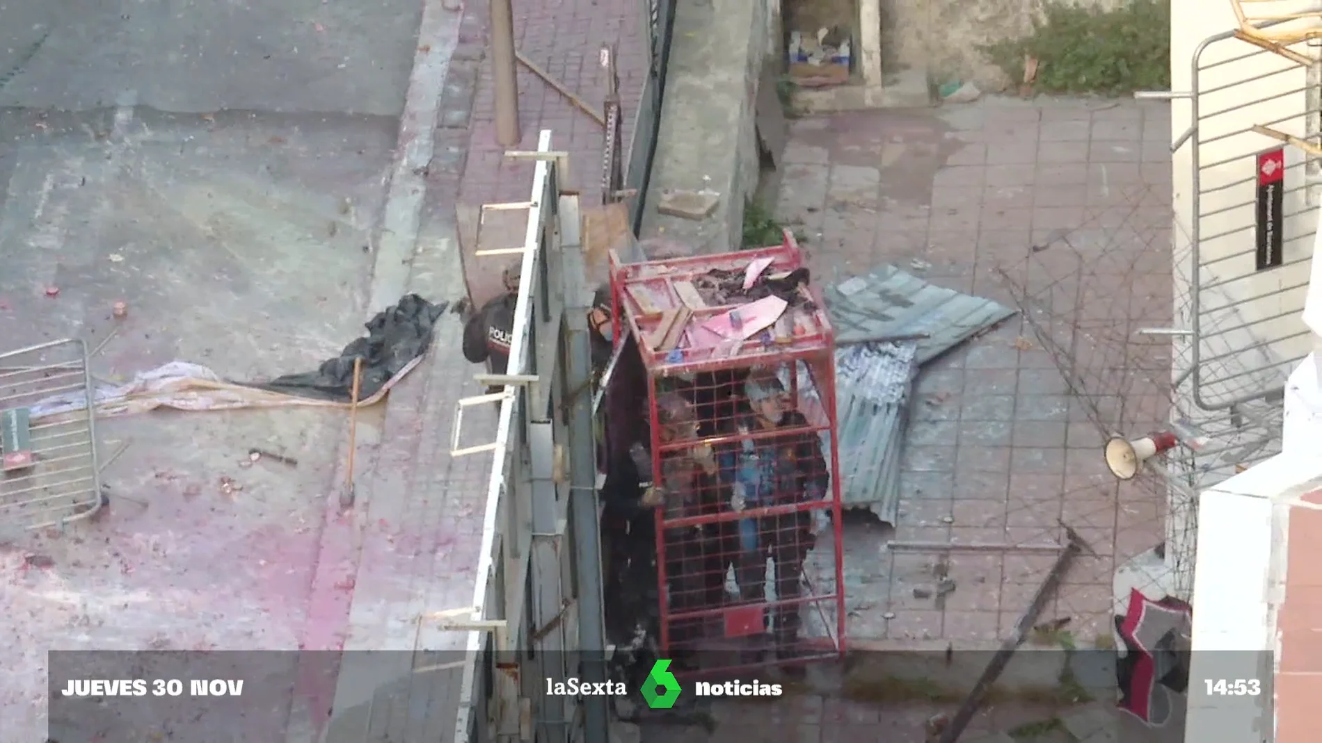Mossos con la "jaula" durante los desalojos en Barcelona