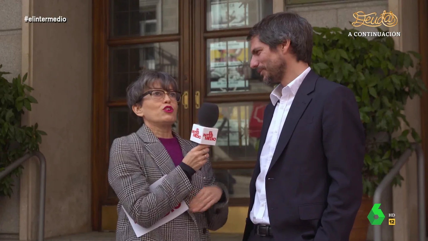 La divertida propuesta de Urtasun a Thais Villas: "El próximo día, como haga frío, salgo con traje y bata" La divertida propuesta de Urtasun a Thais Villas: "El próximo día, como haga frío, salgo con traje y bata"