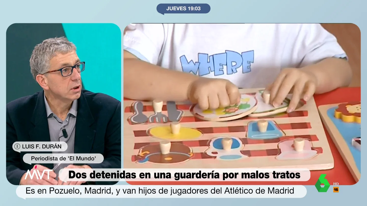 "El 'Cholo' llevaba a sus niños ahí": Un periodista, sobre la guardería donde han detenido a dos cuidadoras por maltrato "He visto derrapar un deportivo y bajarse un padre gritando 'quiero que saquen a mi hijo automáticamente'", afirma Luis Fernández Durán, que analiza la detención de dos cuidadoras en una guardería a la que iban hijos de jugadores del Atlético de Madrid.