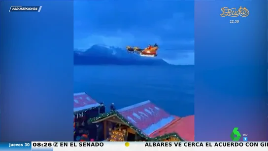 Sorprenden a Papá Noel sobrevolando con su trineo los cielos de una ciudad de Suiza Sorprenden a Papá Noel sobrevolando con su trineo los cielos de una ciudad de Suiza
