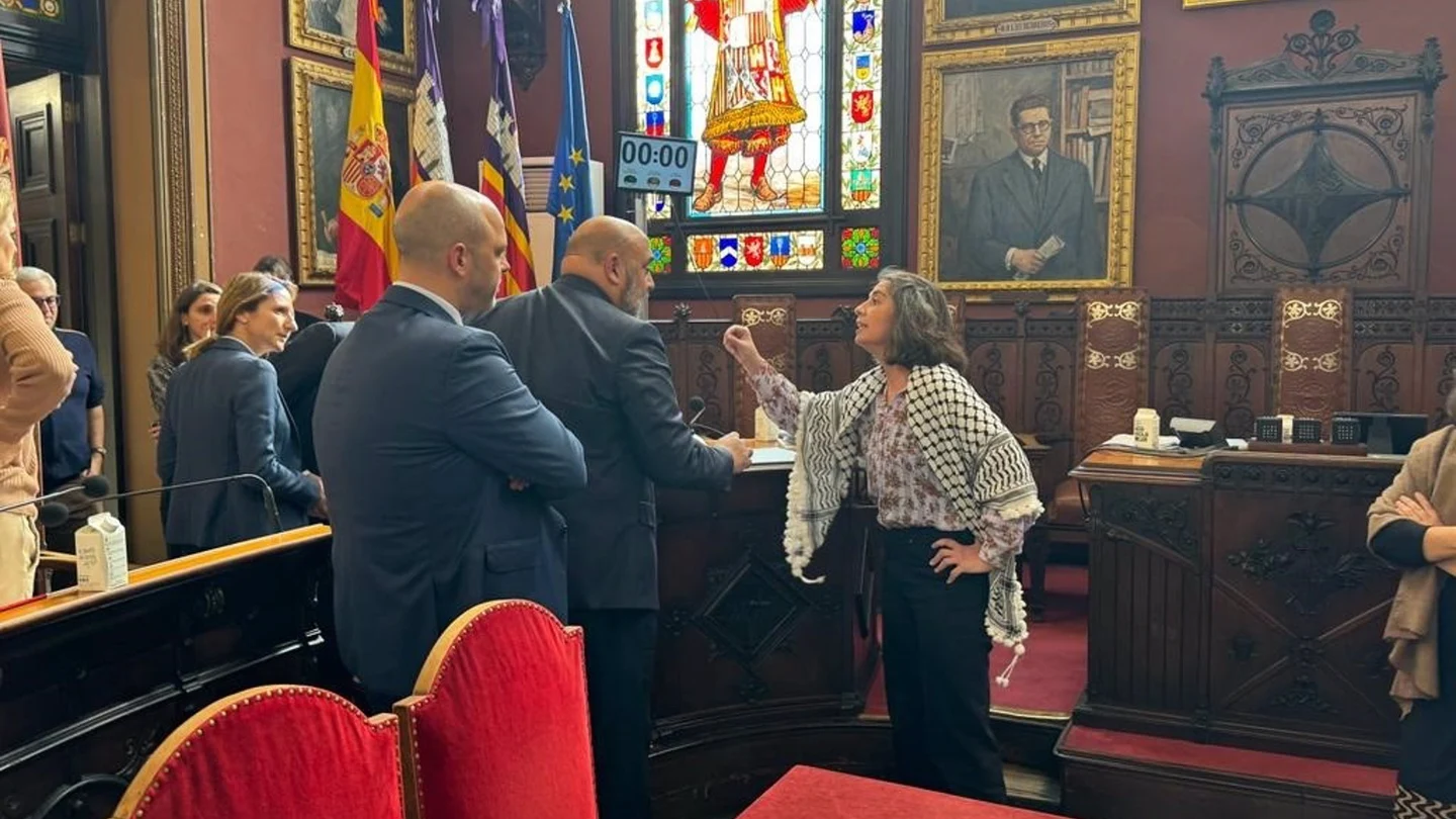 La portavoz de MÉS per Palma, Neus Truyol, dirigiéndose al alcalde de Palma, Jaime Martínez. La portavoz de MÉS per Palma, Neus Truyol, dirigiéndose al alcalde de Palma, Jaime Martínez.