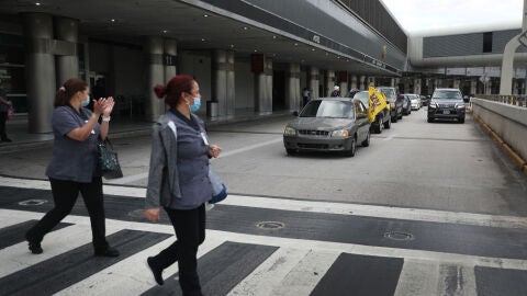 Peatones cruzando la calle 