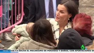 El tierno momento de la reina Letizia con un bebé en la inauguración del Hospital del Rey de Toledo 