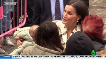 El tierno momento de la reina Letizia con un bebé en la inauguración del Hospital del Rey de Toledo 