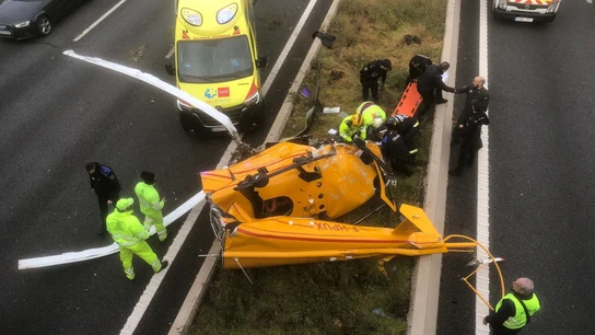 Un helicóptero ha caído esta mañana en plena carretera de circunvalación M-40 de Madrid por causas que aún se desconocen en un accidente que, de momento, no ha provocado heridos de carácter grave Un helicóptero ha caído esta mañana en plena carretera de circunvalación M-40 de Madrid por causas que aún se desconocen en un accidente que, de momento, no ha provocado heridos de carácter grave