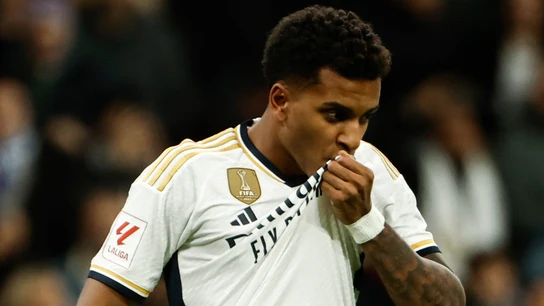 Rodrygo se besa el escudo del Real Madrid Rodrygo se besa el escudo del Real Madrid