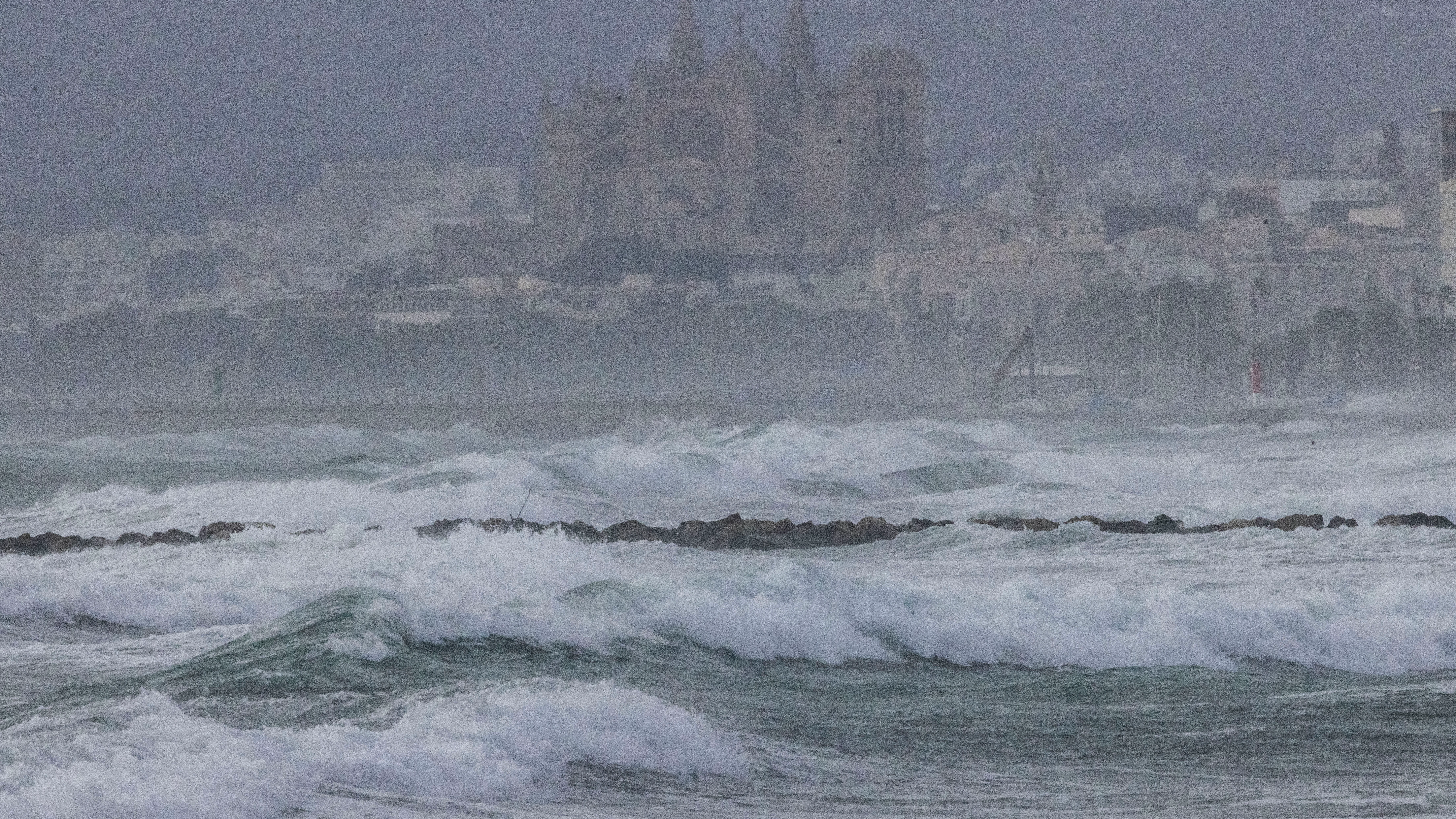 Fuertes rachas de viento durante la tarde del sábado en la Bahía de Palma.