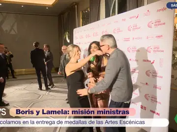 Yolanda Díaz evita a María Lamela para besar y abrazar a Boris Izaguirre