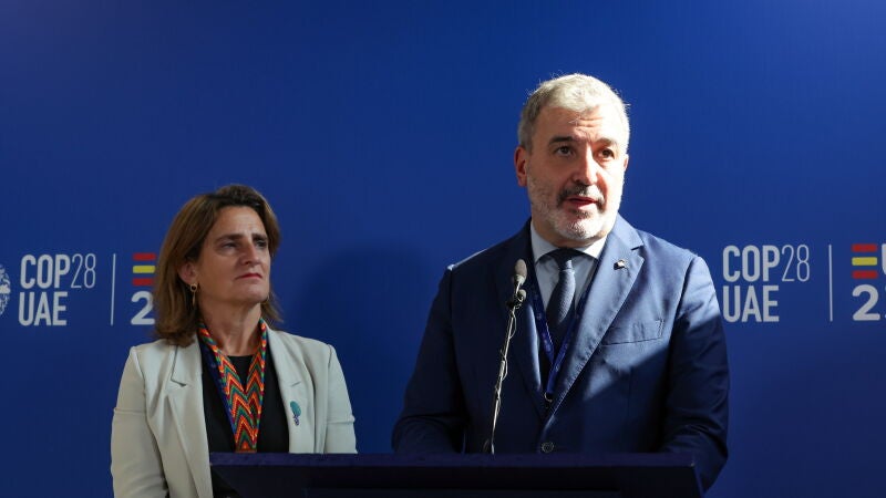 La ministra para la Transición Ecológica, Teresa Ribera, y el alcalde de Barcelona, Jaume Collboni, en la COP28