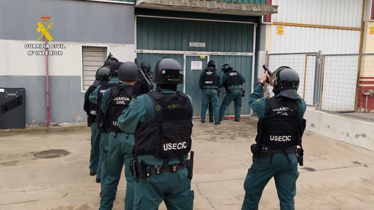 Detenidos en el interior de un túnel subterráneo excavado para enganchar a la red eléctrica un cultivo de más de 9.000 plantas de marihuana. Detenidos en el interior de un túnel subterráneo excavado para enganchar a la red eléctrica un cultivo de más de 9.000 plantas de marihuana.