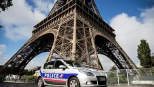 Un coche de la Policía francesa frente a la Torre Eiffel de París