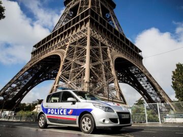 Un coche de la Policía francesa frente a la Torre Eiffel de París