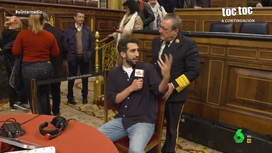 Isma Juárez vive su particular momento 'royal' en el Congreso: el portero mayor le mueve la silla como a Felipe VI Isma Juárez vive su particular momento 'royal' en el Congreso: el portero mayor le mueve la silla como a Felipe VI