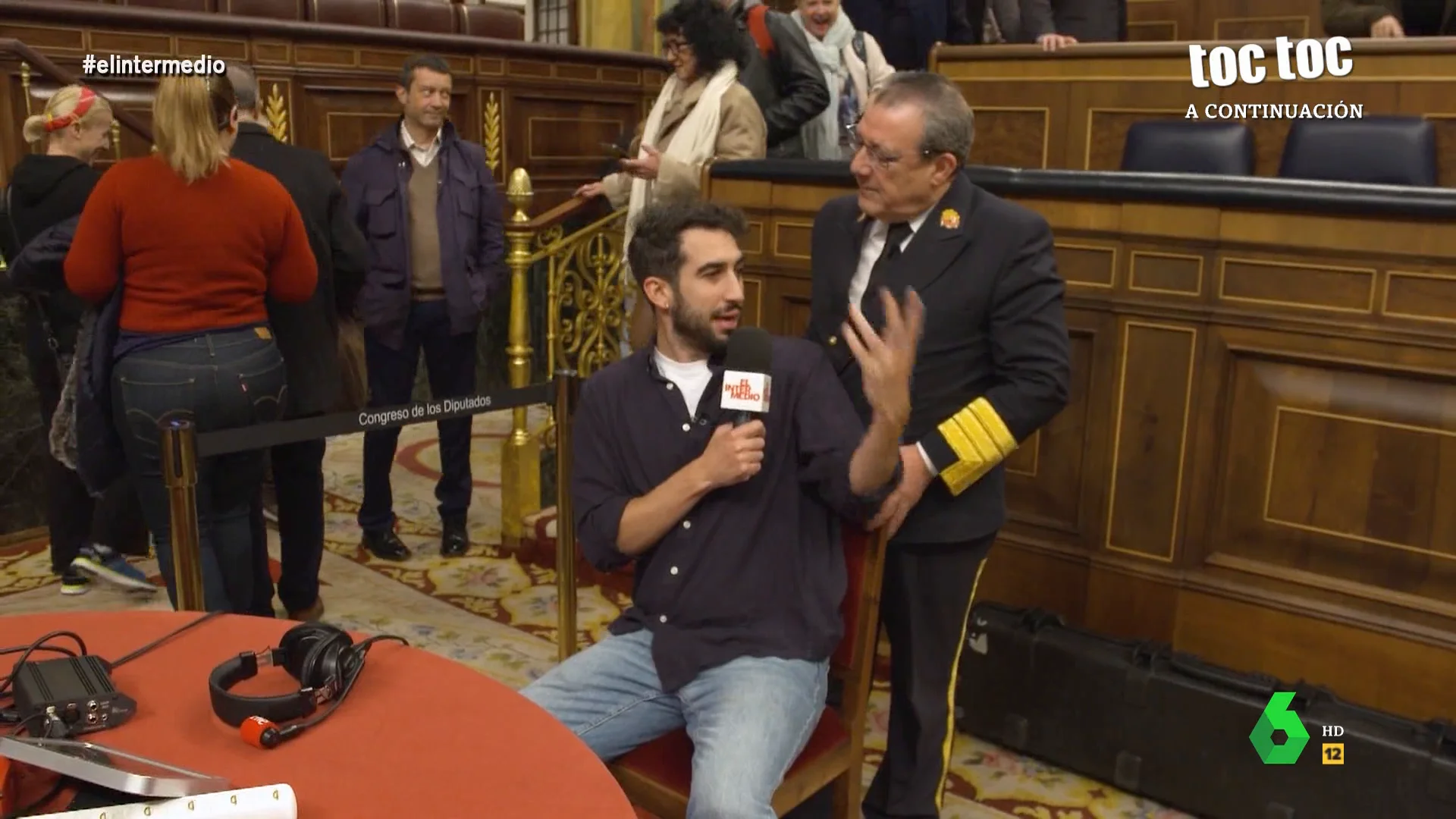 Isma Juárez vive su particular momento 'royal' en el Congreso: el portero mayor le mueve la silla como a Felipe VI