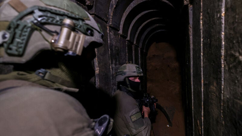 Soldados israelíes en un túnel bajo el hospital de Al Shifa en la Ciudad de Gaza, el pasado 22 de noviembre de 2023