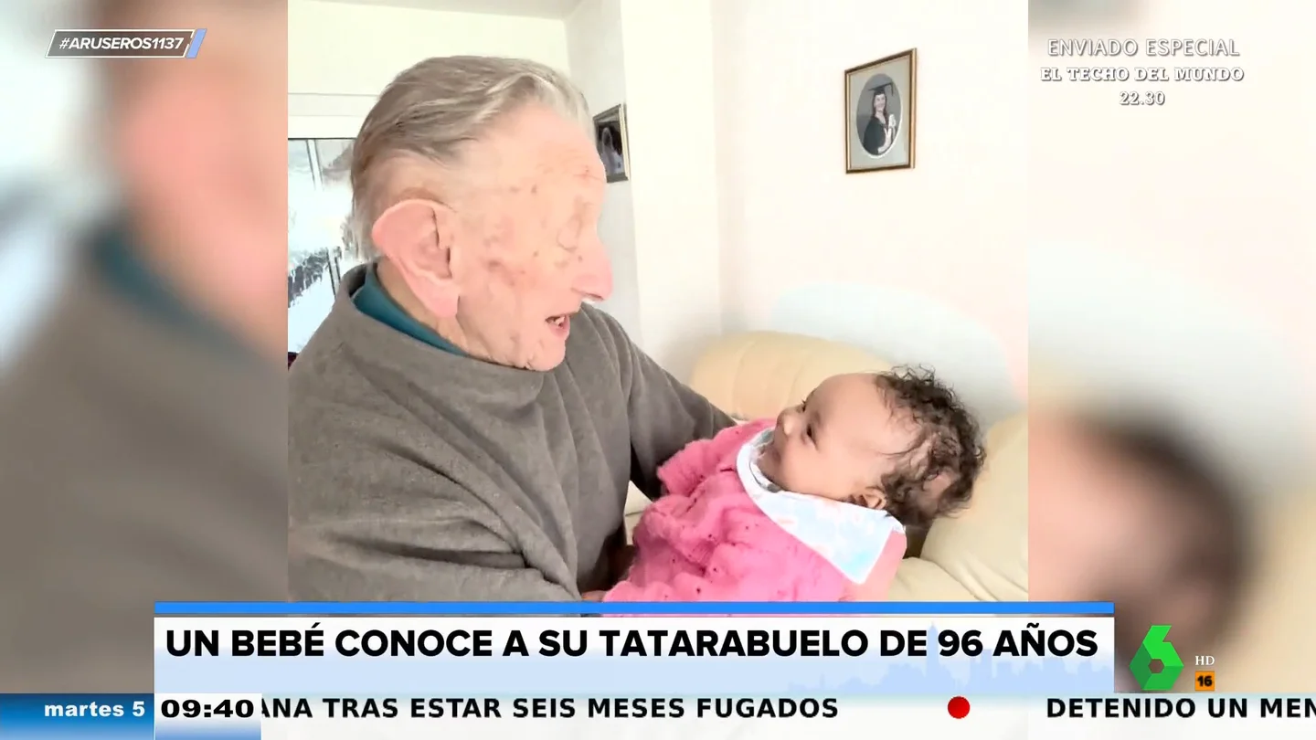 El tierno momento en el que un bebé se parte de la risa con su tatarabuelo de 96 años El tierno momento en el que un bebé se parte de la risa con su tatarabuelo de 96 años