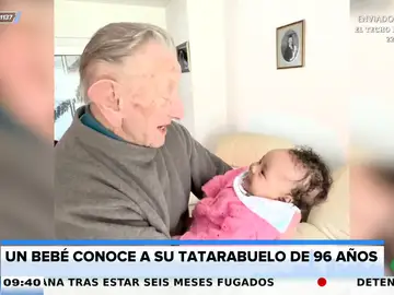 El tierno momento en el que un bebé se parte de la risa con su tatarabuelo de 96 años