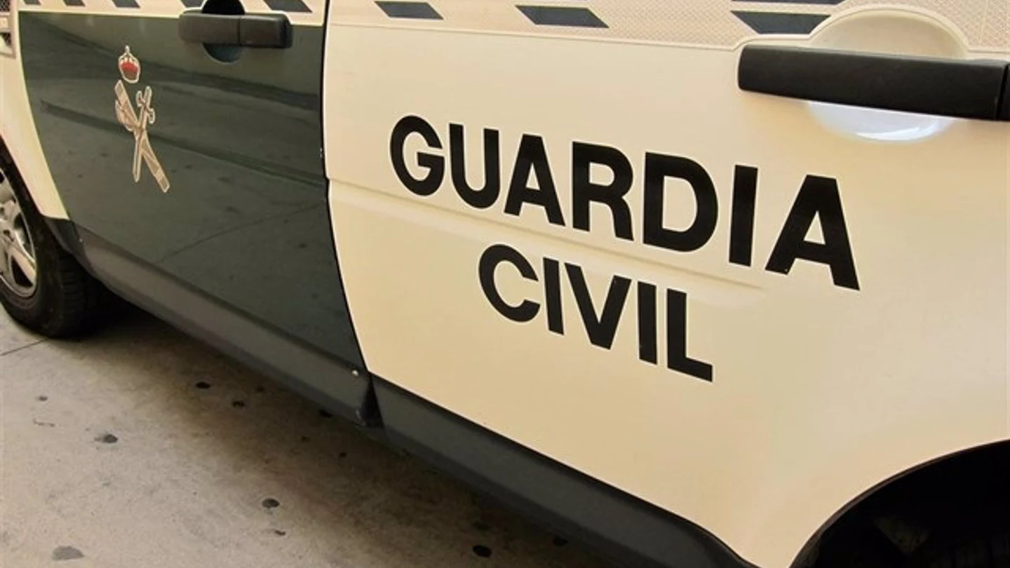 Vehículo de la Guardia Civil Vehículo de la Guardia Civil