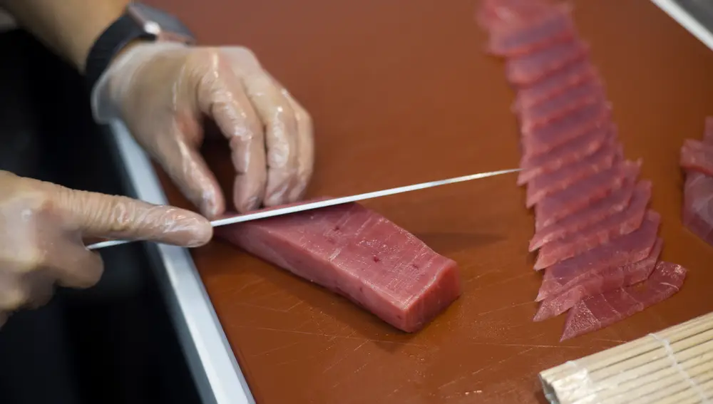 Cortando el atún del menú degustación de Miss Sushi