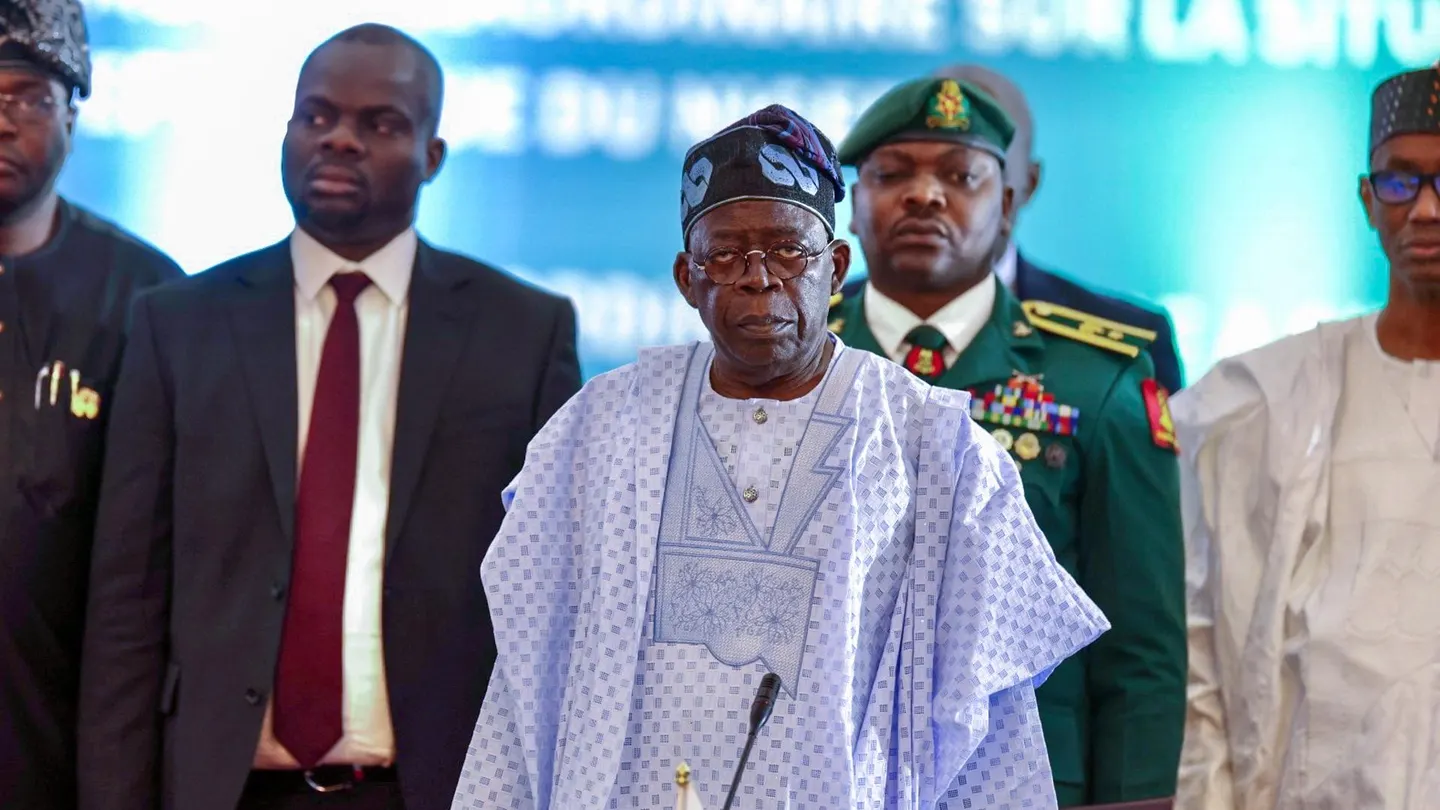 El presidente de Nigeria, Bola Tinubu, (c), en una imagen de archivo. El presidente de Nigeria, Bola Tinubu, (c), en una imagen de archivo.