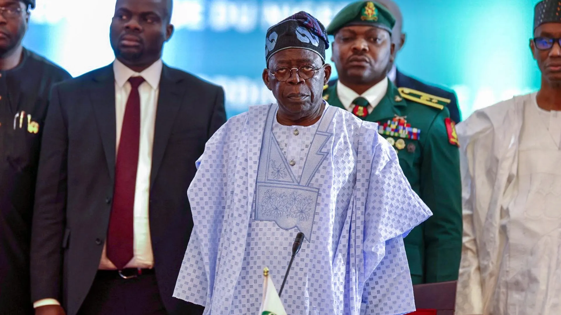 El presidente de Nigeria, Bola Tinubu, (c), en una imagen de archivo.