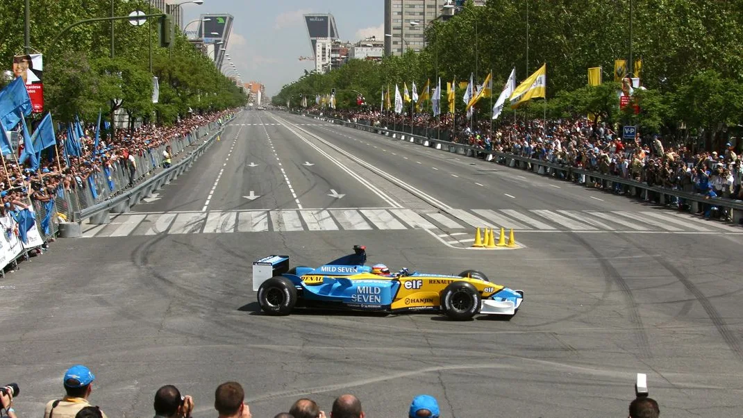 Exhibición de Fernando Alonso en Madrid con el Renault R24