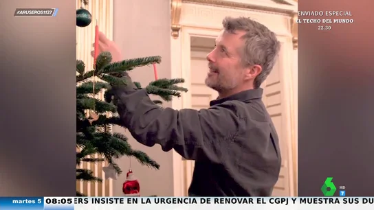 El vídeo viral del príncipe Federico y Mary de Dinamarca decorando el árbol de Navidad: "Se mantienen alejados" El vídeo viral del príncipe Federico y Mary de Dinamarca decorando el árbol de Navidad: "Se mantienen alejados"