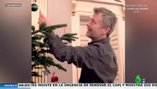 El vídeo viral del príncipe Federico y Mary de Dinamarca decorando el árbol de Navidad: "Se mantienen alejados"