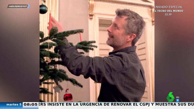 El vídeo viral del príncipe Federico y Mary de Dinamarca decorando el árbol de Navidad: "Se mantienen alejados"
