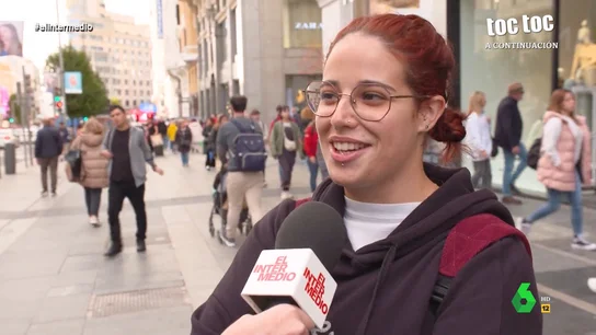 Una joven desvela a quién dejaría en herencia todo lo que tiene ¿Qué dejarían en herencia los jóvenes españoles si se murieran ahora mismo? ¿Cuál es su objeto más valioso? ¿A quién se lo entregarían? Las curiosas respuestas de los entrevistados, en este vídeo de El Intermedio.