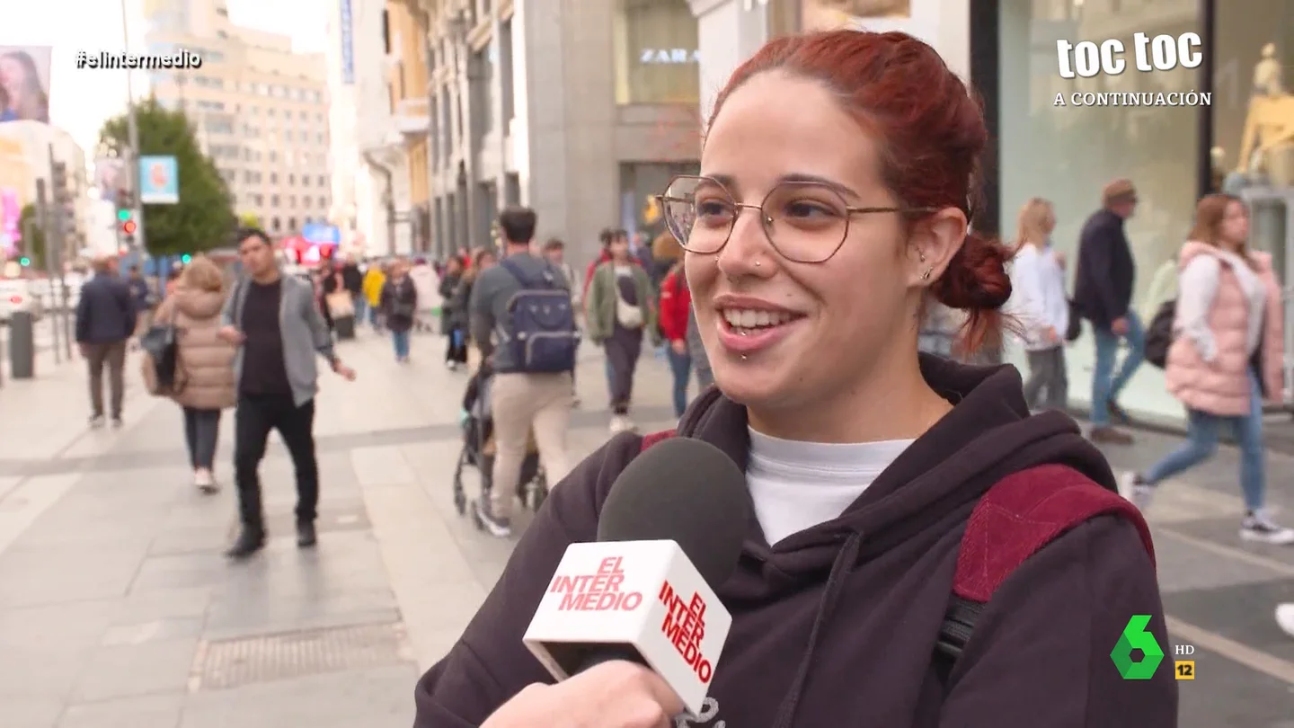 Una joven desvela a quién dejaría en herencia todo lo que tiene ¿Qué dejarían en herencia los jóvenes españoles si se murieran ahora mismo? ¿Cuál es su objeto más valioso? ¿A quién se lo entregarían? Las curiosas respuestas de los entrevistados, en este vídeo de El Intermedio.