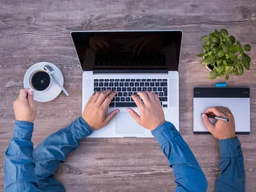 Multitarea en mesa de trabajo Multitarea en mesa de trabajo