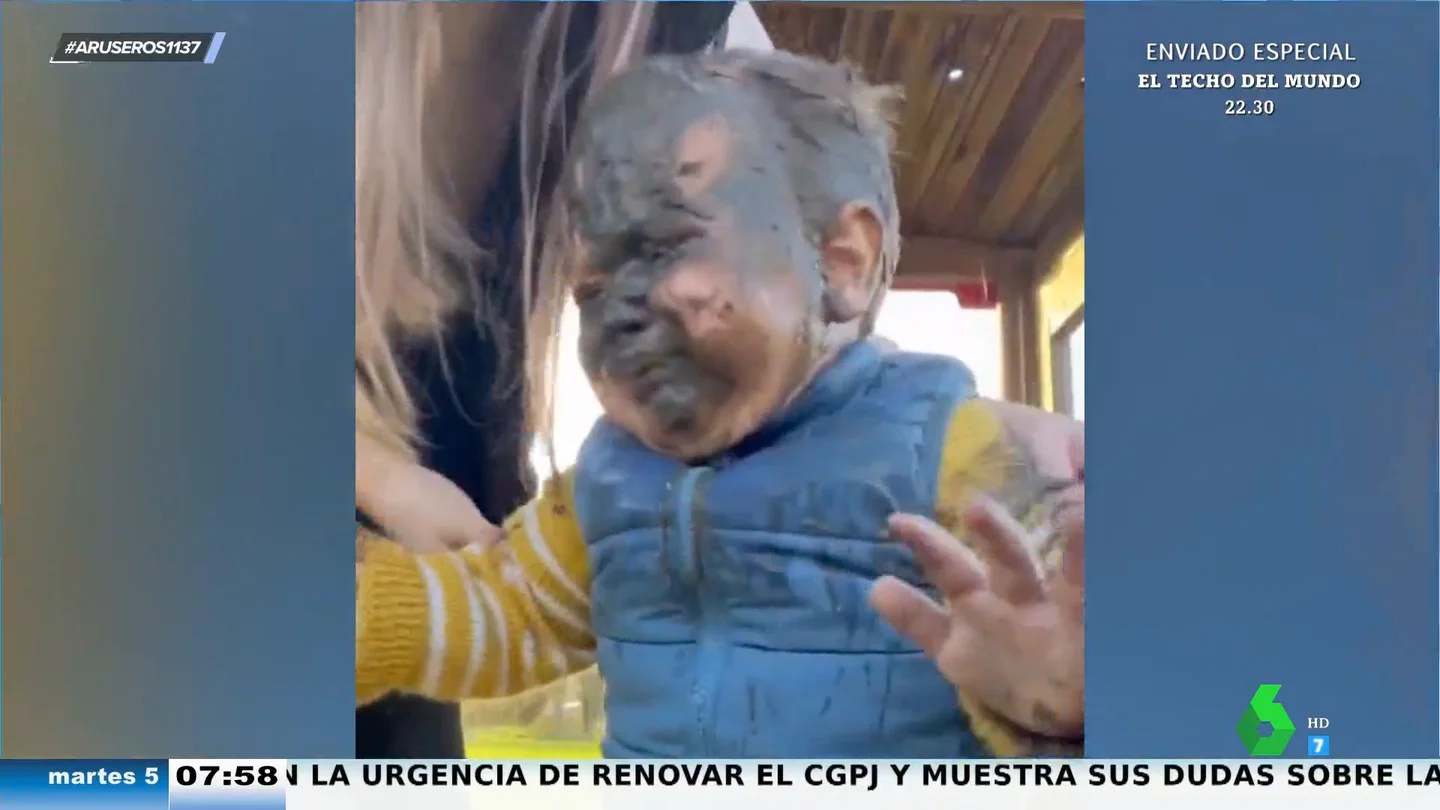 Un bebé sonríe a cámara para hacerse una foto en el parque... y acaba con la cara llena de barro Un bebé sonríe a cámara para hacerse una foto en el parque... y acaba con la cara llena de barro