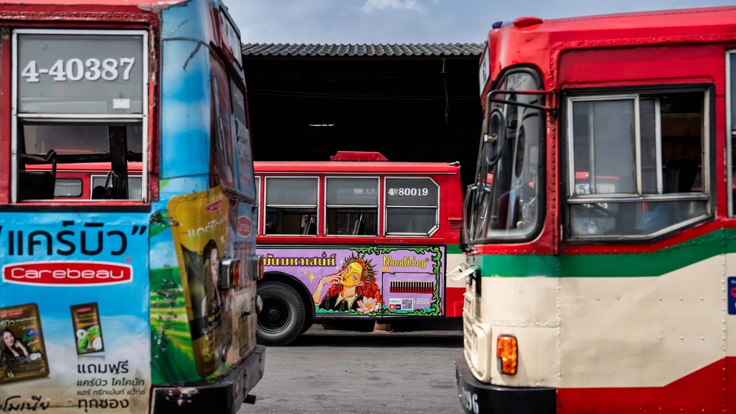 Varios autobuses turísticos en Tailandia (Archivo) Varios autobuses turísticos en Tailandia (Archivo)
