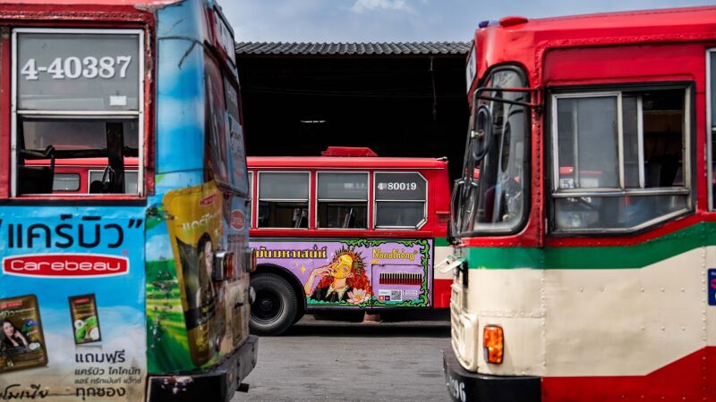 Varios autobuses turísticos en Tailandia (Archivo)