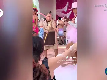 Una trabajadora de hotel de México se convierte en la reina de la fiesta de la espuma en la piscina