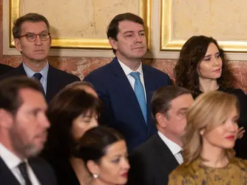 Óscar Puente y Isabel Díaz Ayuso, entre otros, durante el acto de homenaje a la Constitución, en el Congreso de los Diputados
