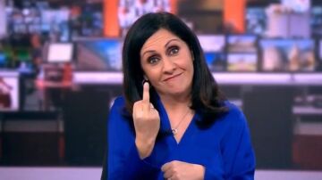 La presentadora de informativos de la BBC, pillada haciendo una peineta directo, pide disculpas: "No me di cuenta"