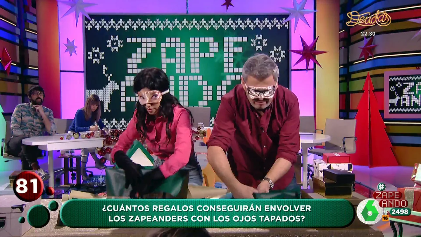 El duelo entre Miki Nadal y Ares Teixidó: ¿cuántos regalos son capaces de envolver con los ojos tapados? El duelo entre Miki Nadal y Ares Teixidó: ¿cuántos regalos son capaces de envolver con los ojos tapados?