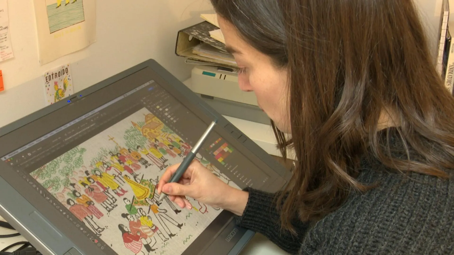 La artista Bea Lema, en su estudio de A Coruña, dando vida a una de sus historias.