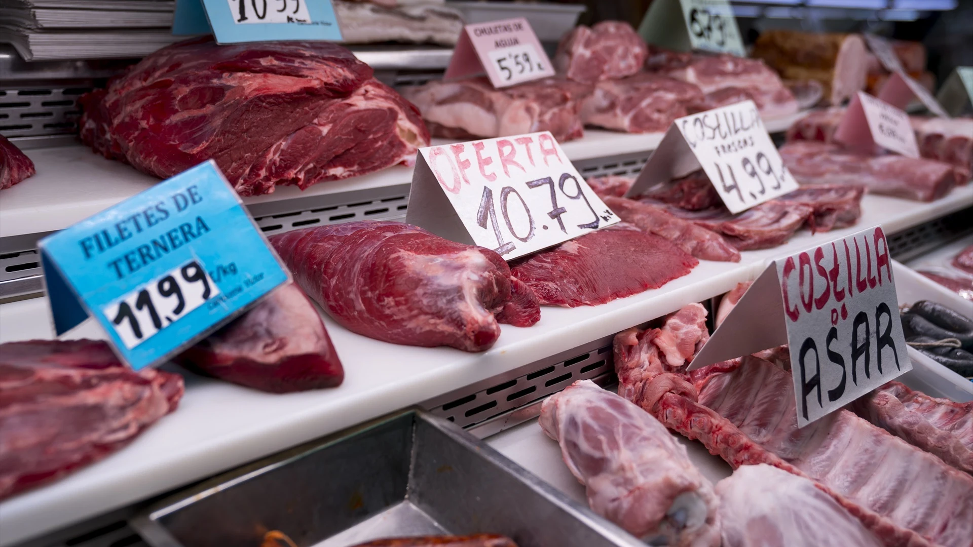 Precios en una carnicería, a 11 de agosto de 2023, en Móstoles, Madrid (España).