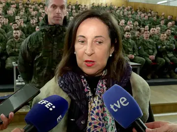 La ministra de Defensa española, Margarita Robles, ofrece declaraciones durante una visita a los militares españoles en la base de Adazi (Letonia).