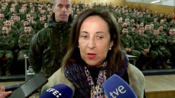 La ministra de Defensa española, Margarita Robles, ofrece declaraciones durante una visita a los militares españoles en la base de Adazi (Letonia).