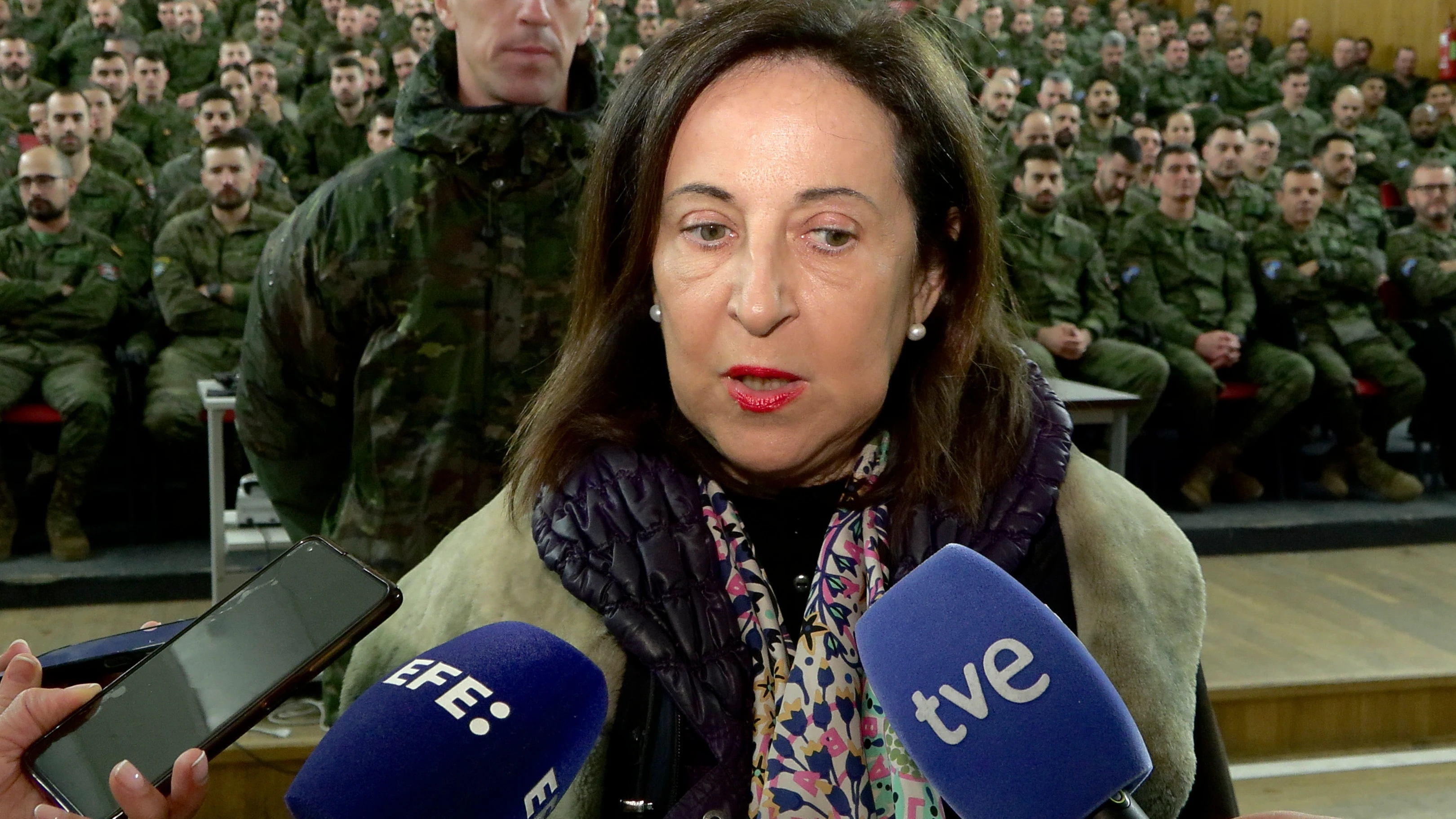 La ministra de Defensa española, Margarita Robles, ofrece declaraciones durante una visita a los militares españoles en la base de Adazi (Letonia).