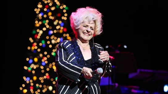 Brenda Lee interpreta su 'Rockin' Around the Christmas Tree' en Nashville en el año 2015 Brenda Lee interpreta su 'Rockin' Around the Christmas Tree' en Nashville en el año 2015