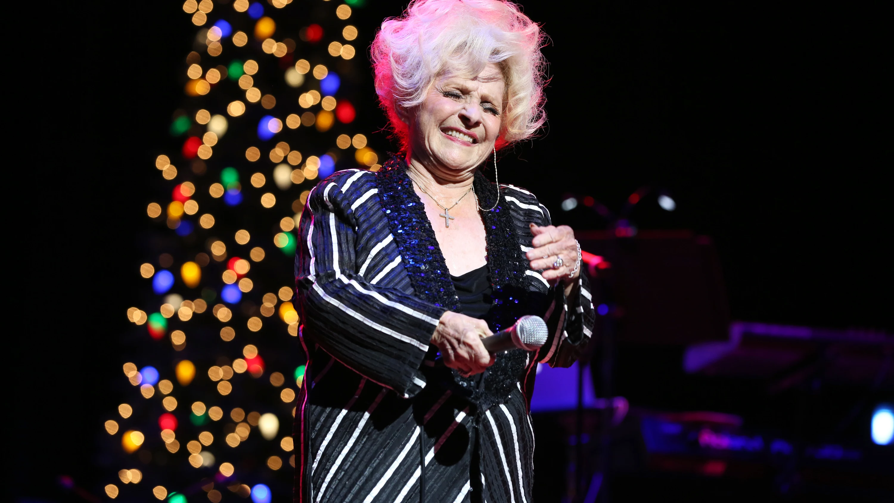 Brenda Lee interpreta su 'Rockin' Around the Christmas Tree' en Nashville en el año 2015