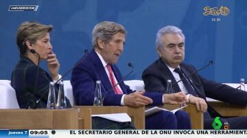 A John Kerry, exsecretario de Estado de EEUU, se le escapa una ventosidad en medio de un discurso en la COP28, "Eso es una emisión de gas"