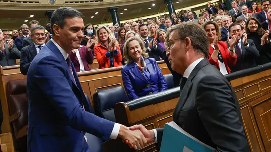 El líder del PP, Alberto Núñez Feijóo, felicita al presidente del Gobierno en funciones, Pedro Sánchez, al término de la segunda jornada del debate de investidura. El líder del PP, Alberto Núñez Feijóo, felicita al presidente del Gobierno en funciones, Pedro Sánchez, al término de la segunda jornada del debate de investidura.