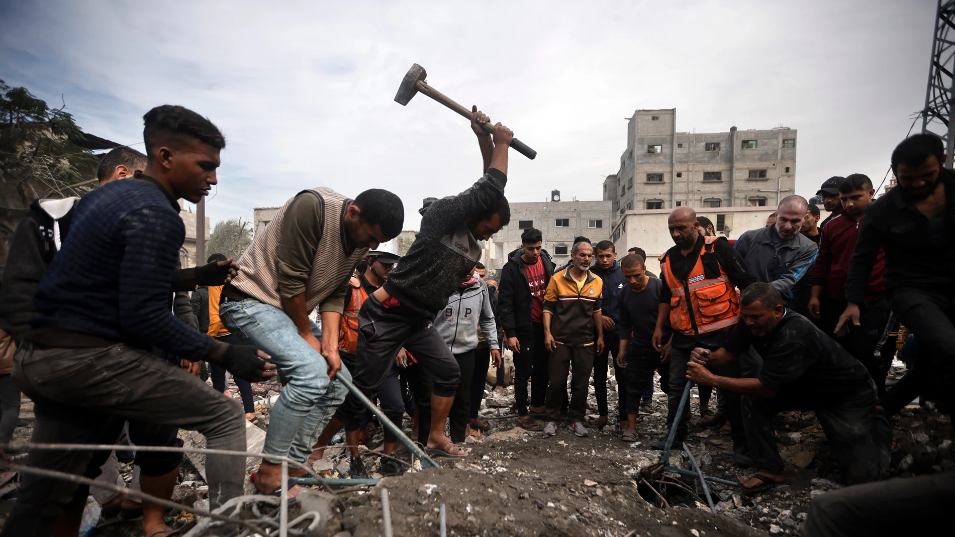 Palestinos buscan a supervivientes entre los escombros tras bombardeos de Israel sobre la Franja de Gaza